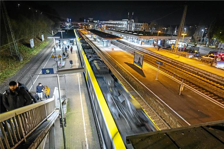 Nicht nur die dunkle Jahreszeit steht bevor, sondern auch die eine oder andere nächtliche Bahnsperrung. Archivfoto: Alexander Becher
