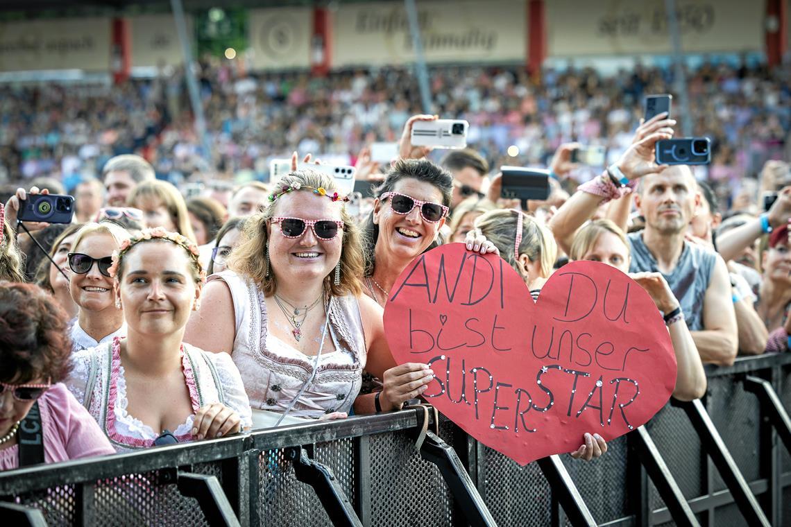 Nicht nur die Fans in den ersten Reihen haben sich für ihren Superstar in alpenl...