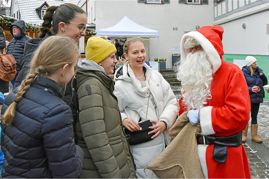 Nicht nur die kleinen Gäste freuten sich, das der gute alte Nikolaus Süßes mitbr...