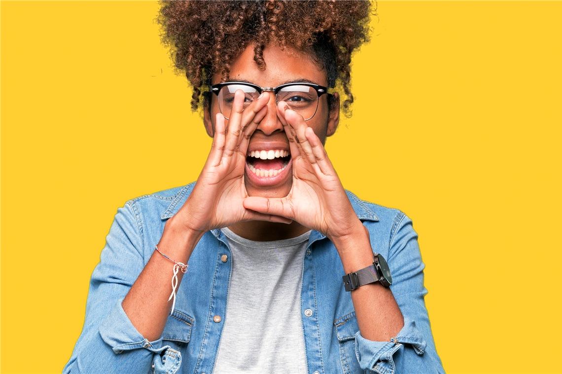 „Der Körper ist das Instrument der Stimme“ Nicht nur die Lautstärke ist ausschlaggebend dafür, ob eine Stimme klangvoll wirkt. Es kommt darauf an, wie man den Körper einsetzt. Foto: Adobe Stock/Krakenimages.com