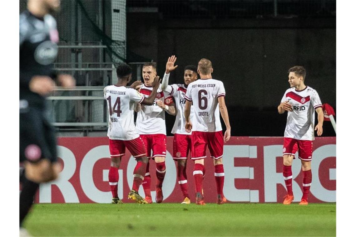 Coup gegen Fortuna: RWE-Fans feiern Spontanparty mit Pyro Nicht nur die RWE-Spieler feierten den Pokal-Coup von Rot-Weiss Essen gegen Fortuna Düsseldorf. Foto: Marcel Kusch/dpa