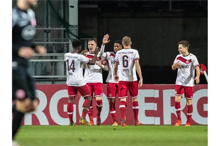 Nicht nur die RWE-Spieler feierten den Pokal-Coup von Rot-Weiss Essen gegen Fortuna Düsseldorf. Foto: Marcel Kusch/dpa