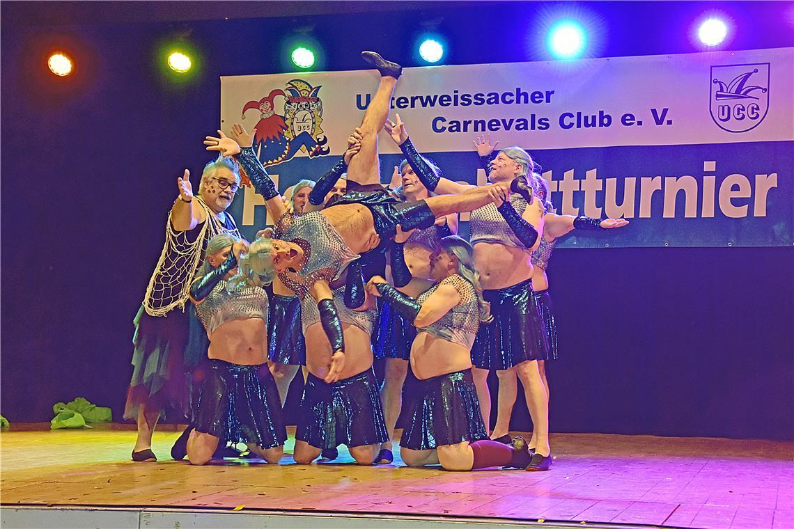 Nicht nur für die Kostüme lassen sich die Herrenballettgruppen beim UCC in Weissach einiges einfallen. Jeder Auftritt erzählt eine andere Geschichte, inklusive passender Musik und teils waghalsiger Akrobatik. Fotos: Tobias Sellmaier