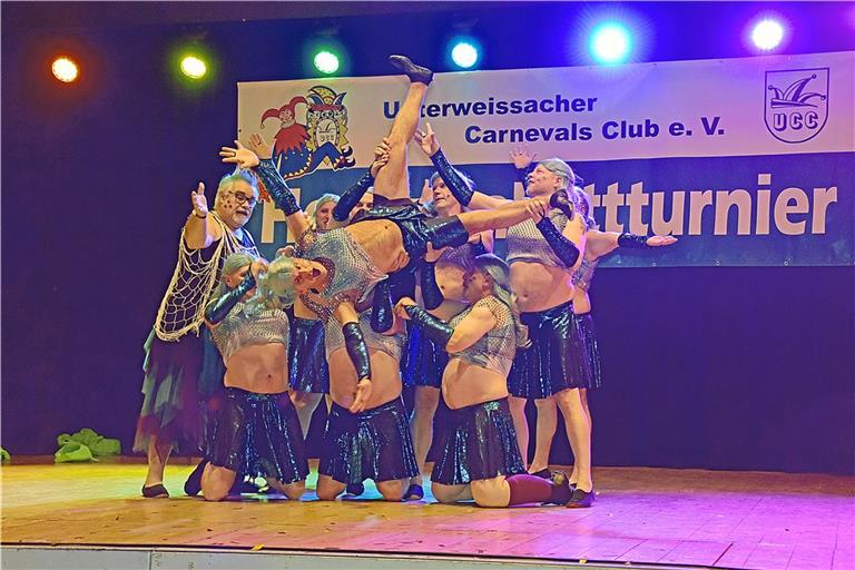 Nicht nur für die Kostüme lassen sich die Herrenballettgruppen beim UCC in Weissach einiges einfallen. Jeder Auftritt erzählt eine andere Geschichte, inklusive passender Musik und teils waghalsiger Akrobatik. Fotos: Tobias Sellmaier