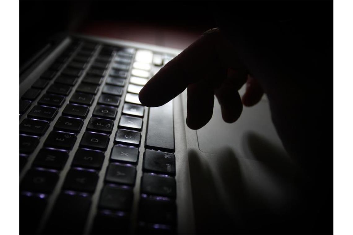 Weißer Ring: Zivilcourage auch bei Hass im Internet wichtig Nicht nur im realen Leben, auch im Netz ist laut dem „Weißer Ring“ zunehmend Zivilcourage gefragt. Foto: Karl-Josef Hildenbrand/dpa