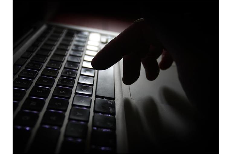 Nicht nur im realen Leben, auch im Netz ist laut dem „Weißer Ring“ zunehmend Zivilcourage gefragt. Foto: Karl-Josef Hildenbrand/dpa