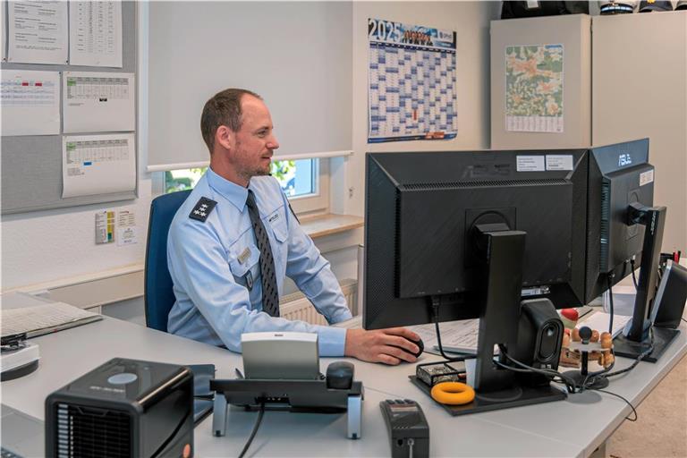 Nicht nur im Streifendienst, sondern auch im Büro fällt für Sven Schock als Leiter des Polizeipostens viel Arbeit an. Foto: Stefan Bossow