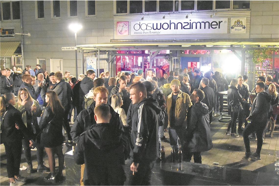 Von Kneipe zu Kneipe in der Partynacht Nicht nur in den Locations ging die musikalische Post ab: Es wurde auch unter freiem Himmel gefeiert, die milden Temperaturen hatten dazu eingeladen. Fotos: T. Sellmaier