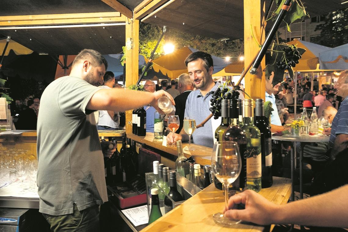Gemütliches Fest der Generationen Nicht nur kredenzt wird: Die Winzer werden auch nicht müde, den Gästen die Weine zu erklären und sie zu beraten.Foto: J. Fiedler