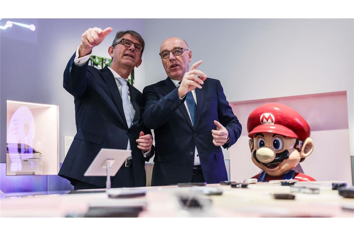 Nicht nur Kulturstaatsminister Wolfram Weimer und der Präsident der Stiftung Haus der Geschichte, Harald Biermann, können nun rätseln, welche Handy sie noch kennen.