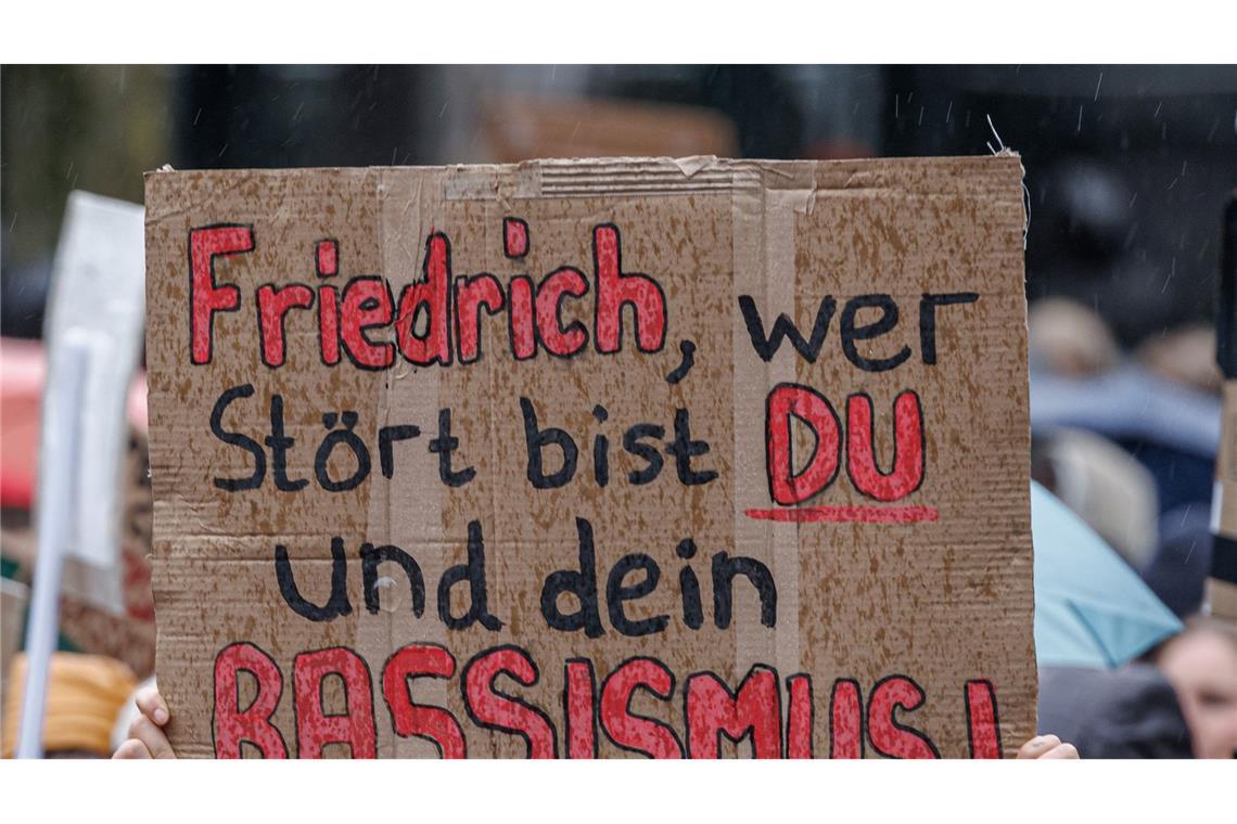 Demos gegen Merz-Äußerung - "Friedrich"-Protestsong Nicht nur Menschen mit Migrationshintergrund werfen Bundeskanzler Friedrich Merz (CDU) nach seinen Äußerungen zu Migration und dem "Stadtbild" Rassismus vor.