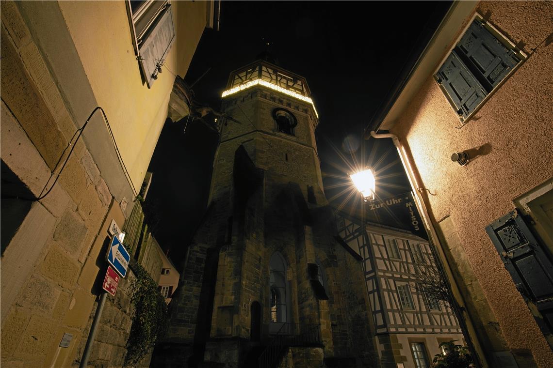 Nicht Original und Fälschung, sondern Stadtturm dunkel im Jahr 2020 und hell, wie er in den Vorjahren erstrahlte. Fotos: A. Becher