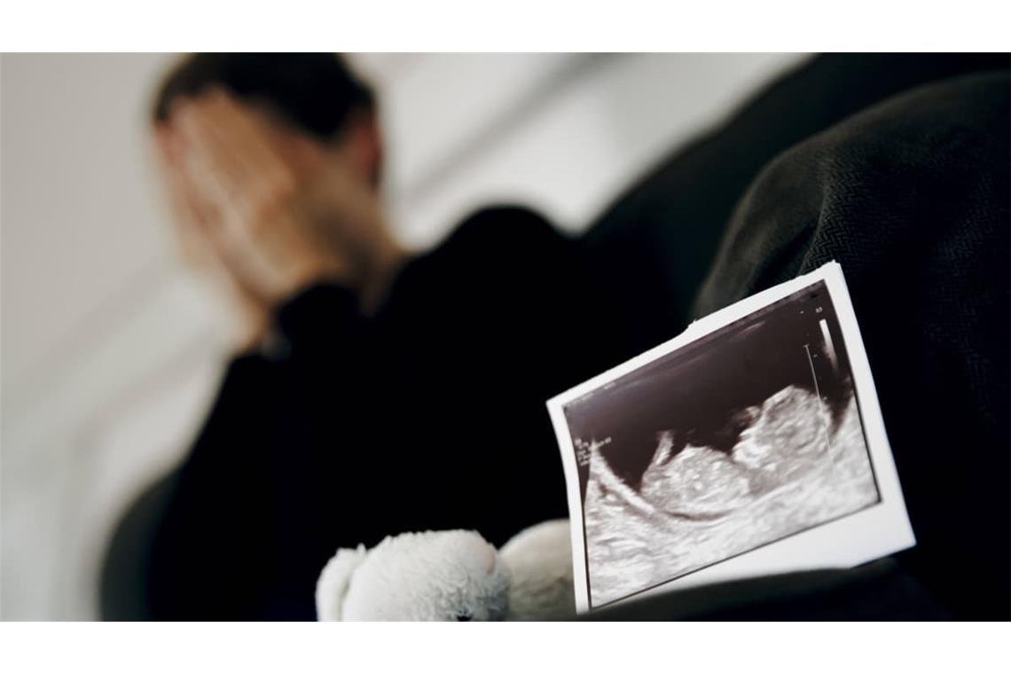 Nicht selten beginnt mit dem ersten Ultraschallbild schon ein Gefühl von Mutterschaft. Doch nicht jeder Embryo kann sich richtig entwickeln. Wenn dann ein Kind durch eine Fehlgeburt verloren wird, ist die Trauer groß.