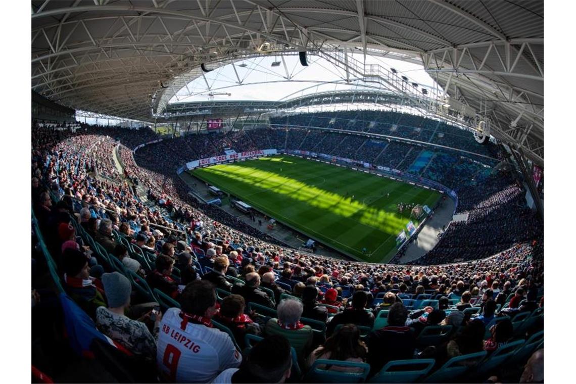 Nicht so voll, aber etwas gefüllter könnten die Fußballstadien bald wieder sein. Foto: Robert Michael/dpa-Zentralbild/dpa