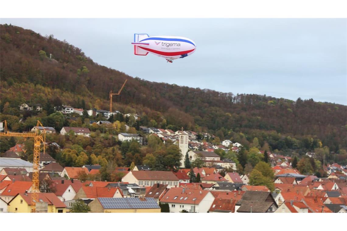 Nicht über den Wolken, aber über Burladingen, dem Stammsitz des Textilunternehmens Trigema. Das neue Luftschiff absolvierte seit seiner Inbetriebnahme 42 Fahren. Dies war die erste in der Heimat.