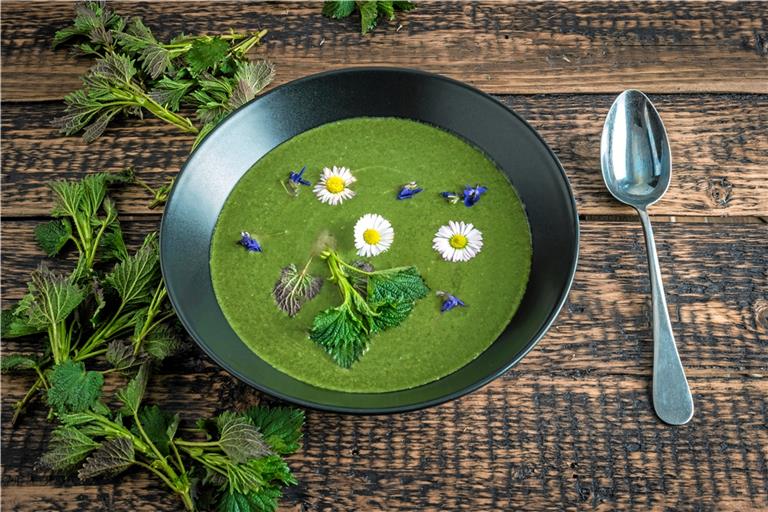 Nicht unüblich: Als krönender Abschluss wird die Gründonnerstagssuppe unter anderem mit Gänseblümchen garniert. Foto: Adobe Stock/JiriD