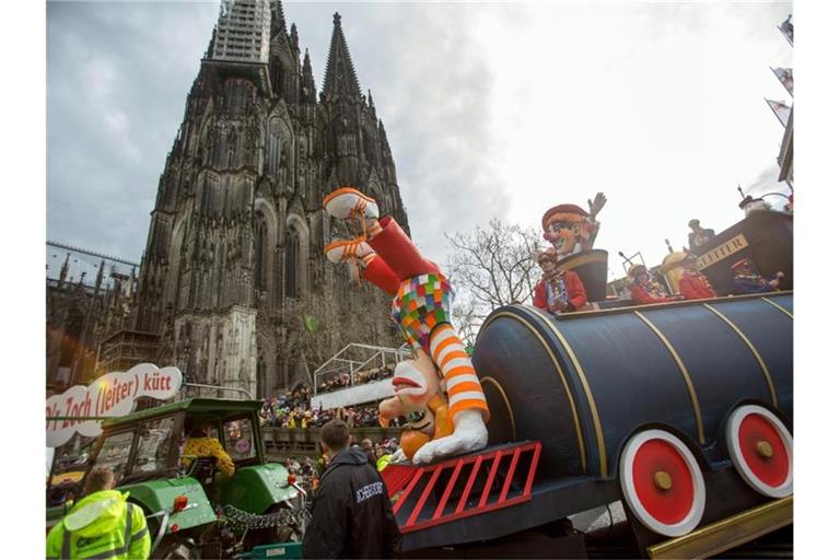 Nicht vorm Dom, sondern im Stadion: Der Karnevalszug an Rosenmontag sieht in diesem Jahr coronabedingt anders aus. Foto: Maja Hitij/dpa/Archiv