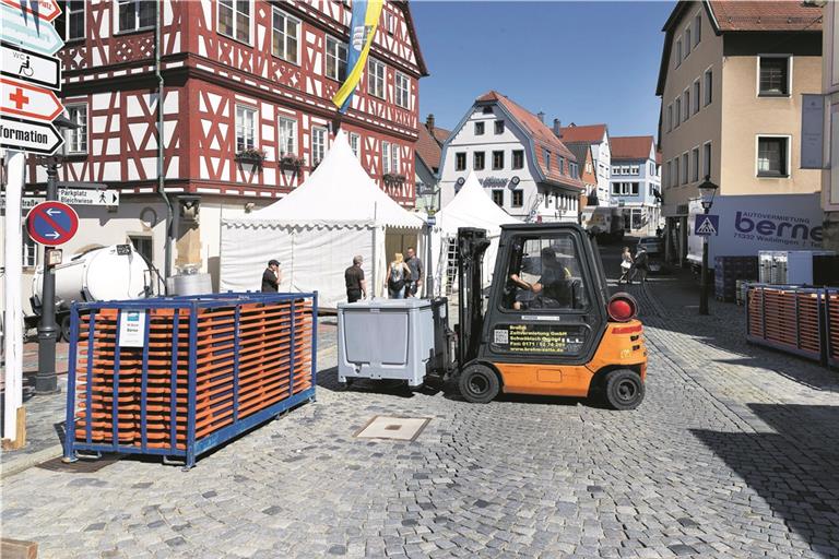 Nicht wie sonst am Donnerstag, sondern schon am Mittwoch fand der Straßenfestaufbau statt. Doch laut Organisator Jürgen Häfner nutzen viele Standbetreiber den Freitag noch aus. Foto: J. Fiedler