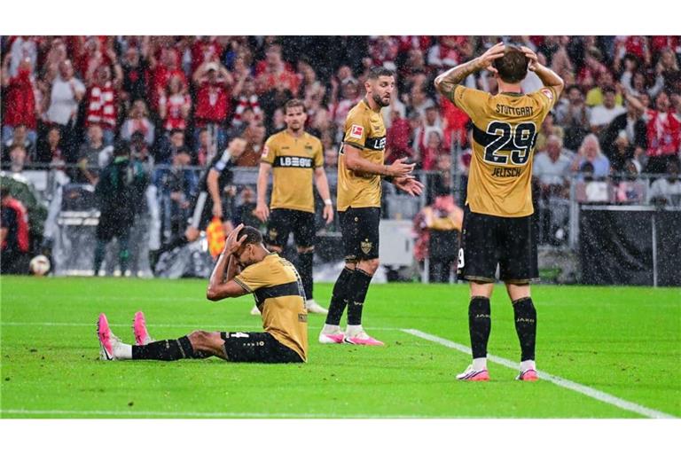 Nicht zu fassen: Josha Vagnoman (am Boden) unterläuft ein Eigentor. Die VfB-Mitspieler Maximilian Mittelstädt, Jeff chabot und Finn Jeltsch (von links) sind ebenfalls frustriert.