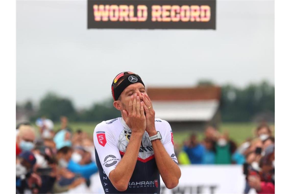Frodeno stürmt im Dauerregen zur Triathlon-Weltbestzeit Nicht zu glauben: Jan Frodeno nach seinem Fabelsieg im Allgäu. Foto: Karl-Josef Hildenbrand/dpa