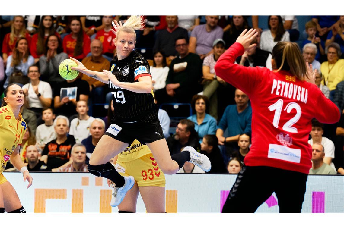 Nicht zu stoppen: Antje Döll im EM-Qualifikationsspiel gegen Mazedonien