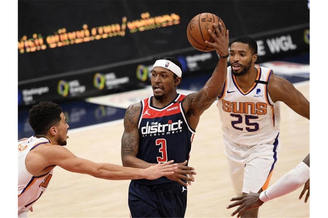 Wizards mit erstem Saison-Heimsieg - Dallas-Spiel abgesagt Nicht zu stoppen: Bradley Beal (M) war beim Sieg der Washington Wizards gegen die Phoenix Suns der überragende Mann. Foto: Nick Wass/AP/dpa