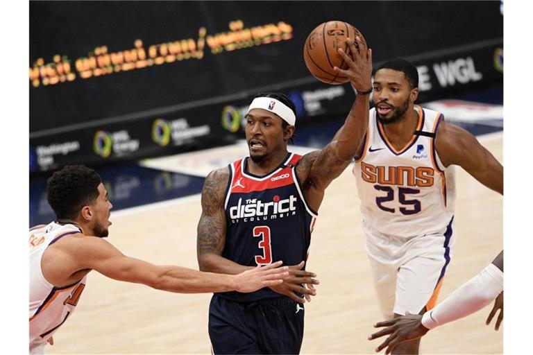Nicht zu stoppen: Bradley Beal (M) war beim Sieg der Washington Wizards gegen die Phoenix Suns der überragende Mann. Foto: Nick Wass/AP/dpa