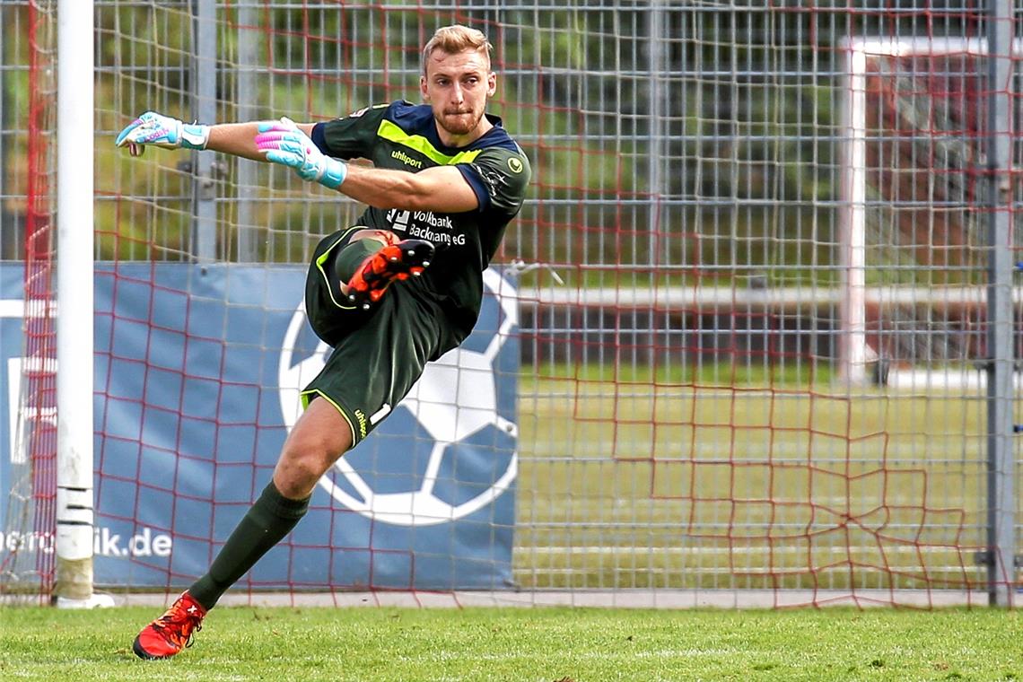 Torwartschock und nächster Coronafall Nicht zuletzt seine gute Spieleröffnung machte Marcel Knauß zur klaren Nummer eins und zum Leistungsträger. Umso härter trifft die Roten seine schwere Verletzung. Foto: A. Becher