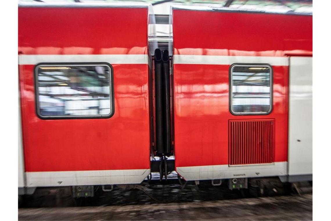 Nicht zur Mitfahrt geeignet: Kupplung und Verbindungsbalg eines Zuges im Hauptbahnhof Duisburg. Foto: Christoph Reichwein