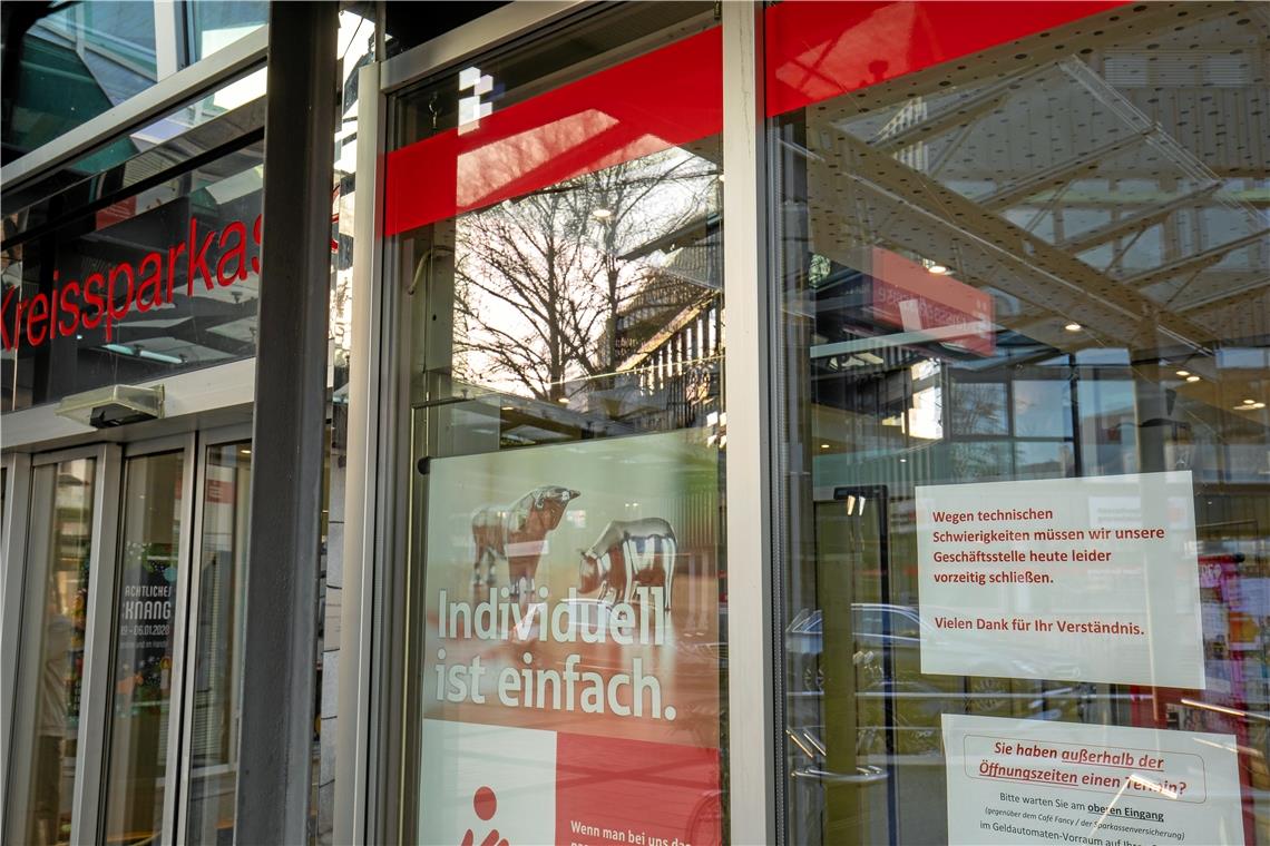 Räuber bedroht Angestellten mit Pistole Nichts geht mehr am Montagnachmittag bei der Kreissparkasse in Backnangs Fußgängerzone: Wegen des Banküberfalls müssen die Kunden draußen bleiben. Das Geldinstitut spricht zunächst von „technischen Schwierigkeiten“. Foto: A. Becher