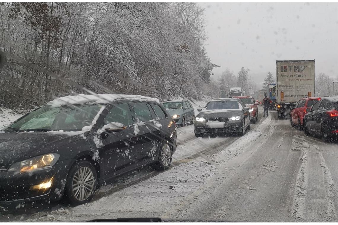 Schneechaos auf der B 14 bei Oppenweiler Nichts geht mehr: B 14 zwischen Strümpfelbach und Oppenweiler.Foto: T. Sellmaier