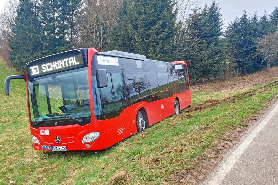 Linienbus kommt zwischen Schöntal und Backnang von der Fahrbahn ab Nichts geht mehr. Der Bus muss von einem Abschleppdienst aus der Wiese gezogen werden. Foto: privat