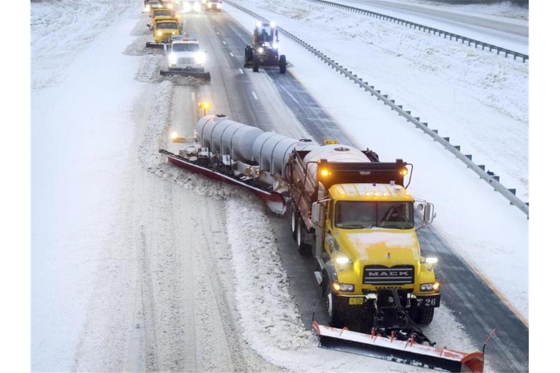 Schnee und Stürme im Osten der USA Nichts geht mehr: Die Interstate 40 während des Wintersturms in den USA. Foto: Walt Unks/The Winston-Salem Journal/AP/dpa