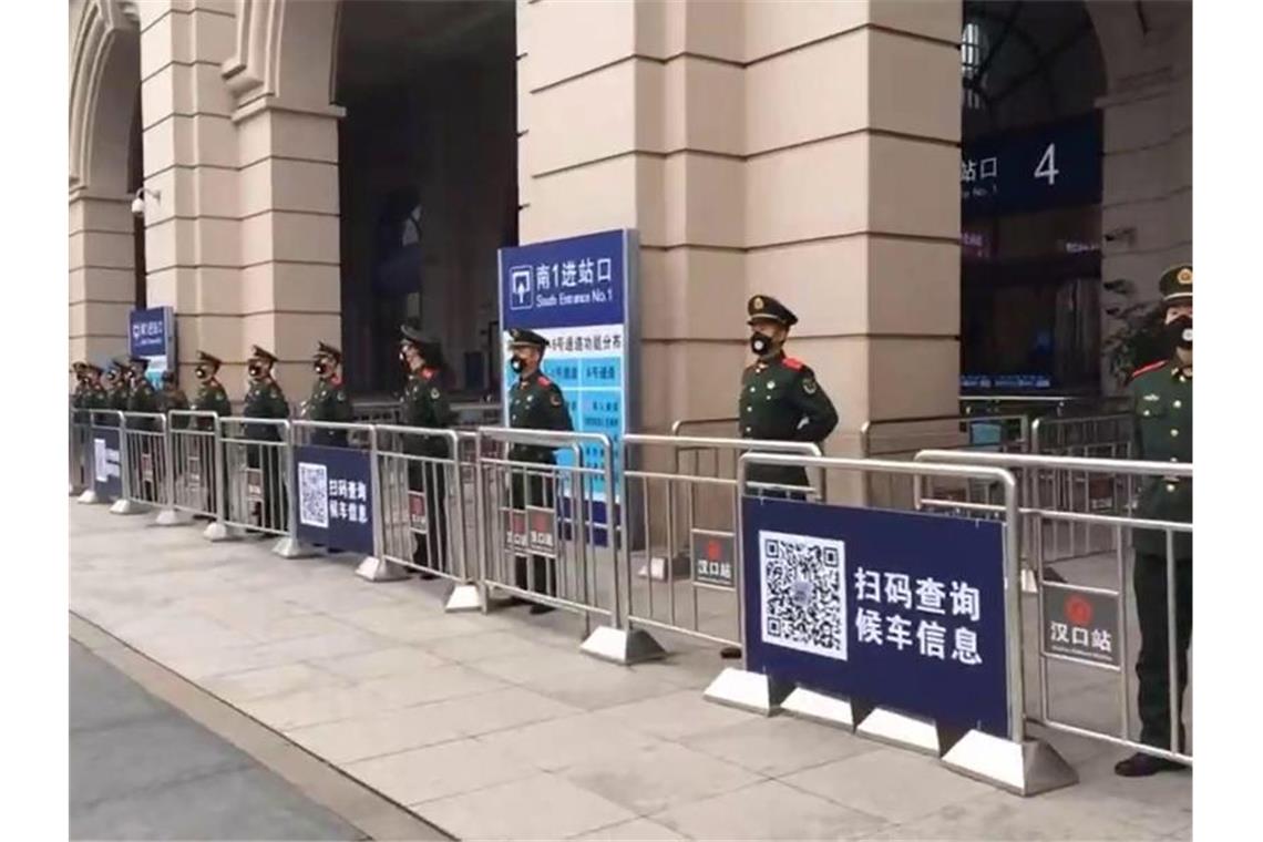 Chinesische Städte wegen Virus abgeriegelt Nichts geht mehr: Soldaten der chinesischen paramilitärischen Polizei vor dem geschlossenen Bahnhof Hankou in Wuhan. Foto: Uncredited/The Paper/dpa