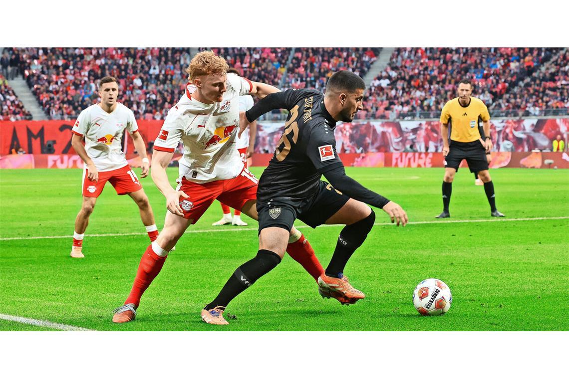 Nichts wie weg: VfB-Spieler Deniz Undav (re.) will dem Leipziger Nicolas Seiwald entwischen.