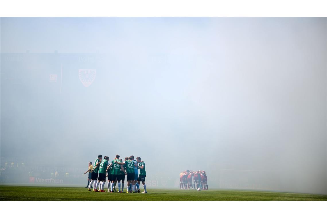 Nichts zu sehen: Pyrotechnik vernebelt vor dem Zweitligaspiel Preußen Münster gegen Arminia Bielefeld das Stadion.