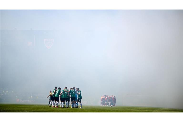Nichts zu sehen: Pyrotechnik vernebelt vor dem Zweitligaspiel Preußen Münster gegen Arminia Bielefeld das Stadion.