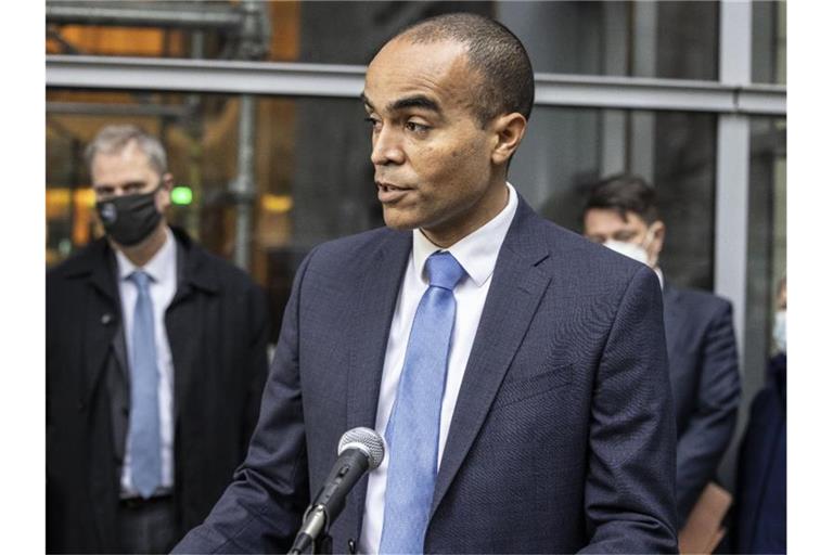 Nick Brown, US-Staatsanwalt, spricht vor dem Bundesgericht zusammen mit führenden Vertretern des FBI und der Polizei von Seattle. Foto: Steve Ringman/The Seattle Times/AP/dpa