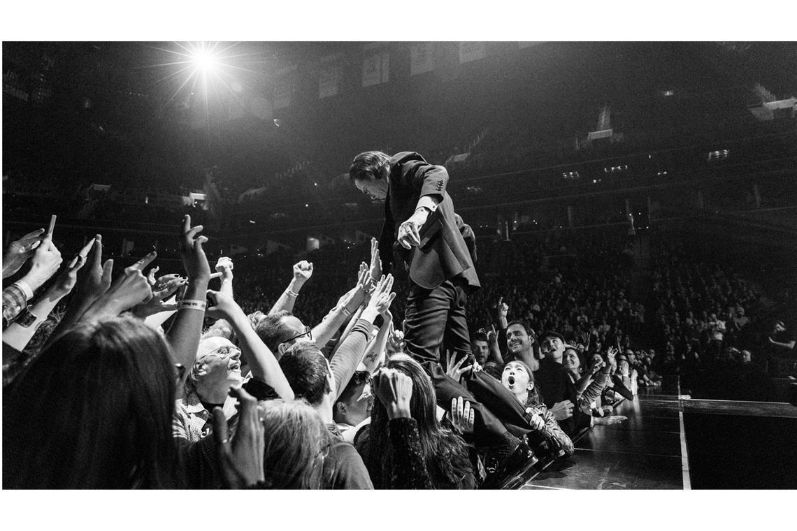 Superstar Nick Cave spielt 2026 bei den Jazz Open in Stuttgart Nick Cave tritt am 6. Juli 2026 mit seiner Band The Bad Seeds auf dem Schlossplatz in Stuttgart auf