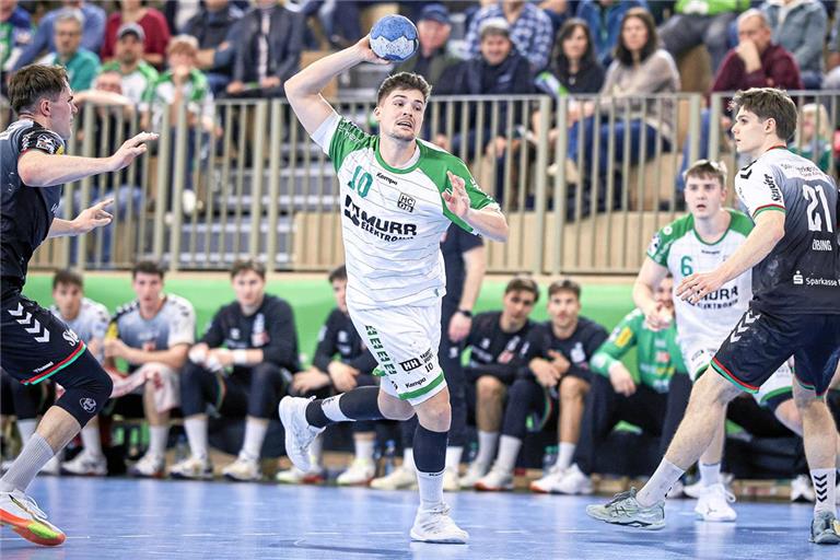 Nick Fröhlich (am Ball) soll beim HCOB weiterhin eine wichtige Rolle spielen. Foto: Alexander Becher