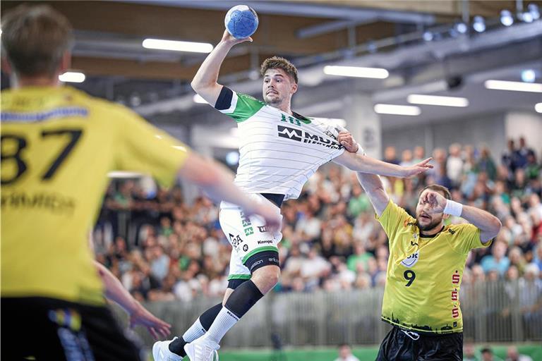 Nick Fröhlich behält gegen die Gäste aus Coburg in der hoch spannenden Schlussphase den Überblick und rettet dem HCOB bei der Heimpremiere ein 23:23. Foto: Alexander Becher