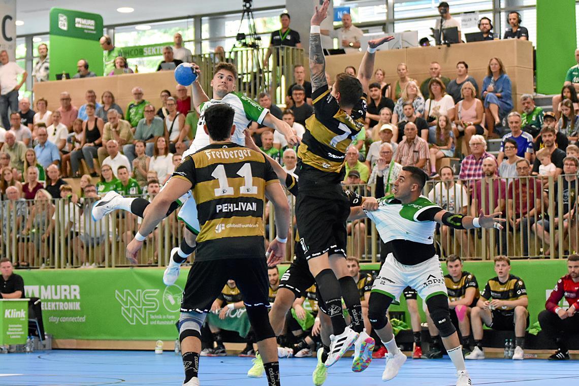 Der HC Elbflorenz ist für den HCOB eine Nummer zu groß Nick Fröhlich (beim Wurf) und der HCOB haben es gegen die Dresdner Abwehr sehr schwer gehabt. Foto: Tobias Sellmaier