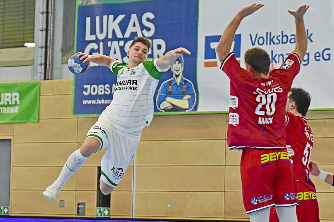 Nick Fröhlich (links) könnte ins HCOB-Team zurückkehren und mehr Wechselmöglichkeiten im Rückraum bringen. Archivfoto: Tobias Sellmaier
