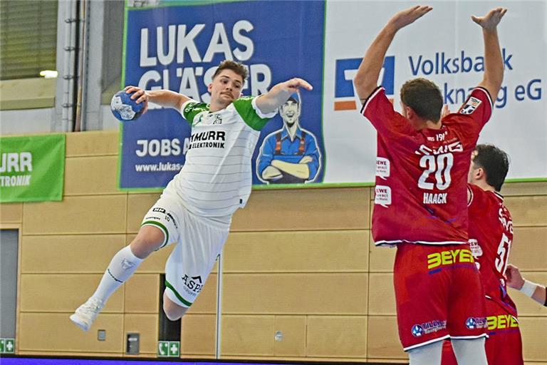Nick Fröhlich (links) könnte ins HCOB-Team zurückkehren und mehr Wechselmöglichkeiten im Rückraum bringen. Archivfoto: Tobias Sellmaier