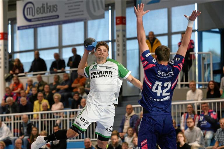 NIck Fröhlich (links) und der HCOB haben ihre gute Leistung der Anfangsphase nicht durchhalten können. Foto: Alexander Hornauer