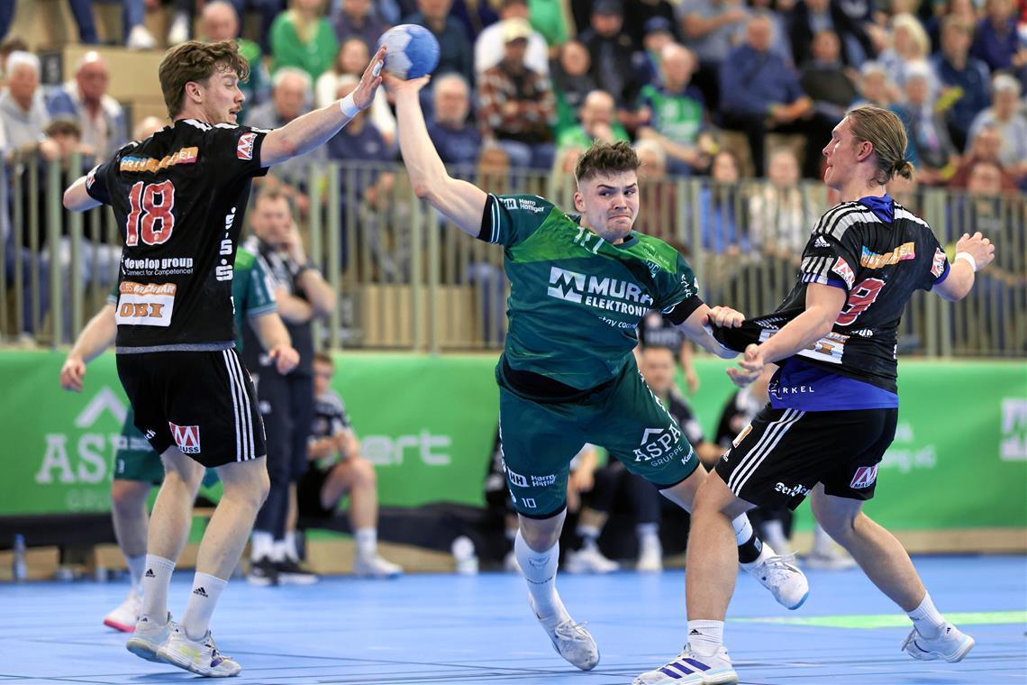 Nick Fröhlich (Mitte) und der HCOB treffen mit dem HC Elbflorenz 2006 auf einen der Favoriten der 2. Bundesliga. Foto: Alexander Becher