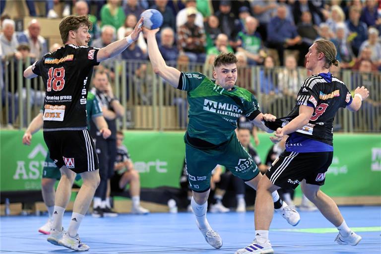 Nick Fröhlich (Mitte) und der HCOB treffen mit dem HC Elbflorenz 2006 auf einen der Favoriten der 2. Bundesliga. Foto: Alexander Becher