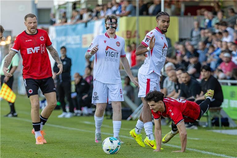 Nick Hellmann (Zweiter von links, mit Maske) soll künftig die Defensive der TSG Backnang stärken. Archivfoto: Eibner