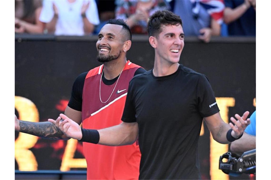 Nick Kyrgios (l) und Thanasi Kokkinakis sind ins Doppel-Finale der Australian Open eingezogen. Foto: Dave Hunt/AAP/dpa
