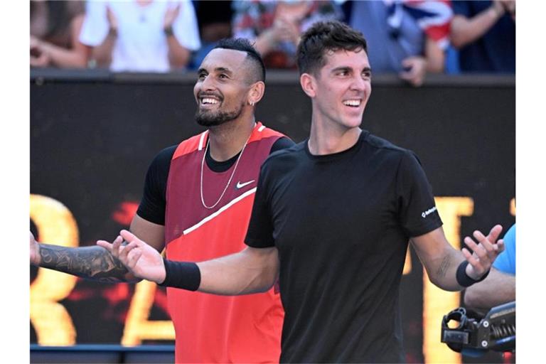 Nick Kyrgios (l) und Thanasi Kokkinakis sind ins Doppel-Finale der Australian Open eingezogen. Foto: Dave Hunt/AAP/dpa